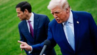US President Donald Trump speaks to the press this Friday, flanked by Secretary of State Marco Rubio.