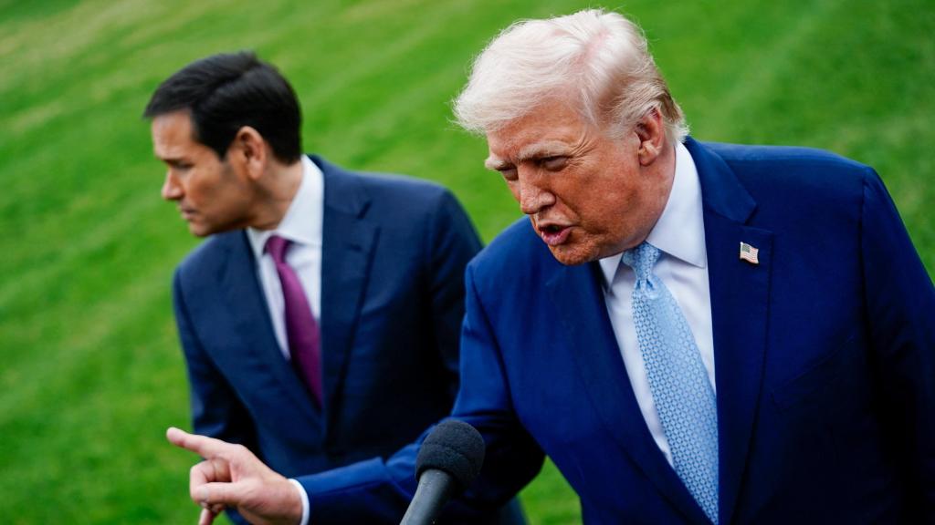 El presidente estadounidense Donald Trump habla este viernes con la prensa, flanqueado por el secretario de Estado Marco Rubio.