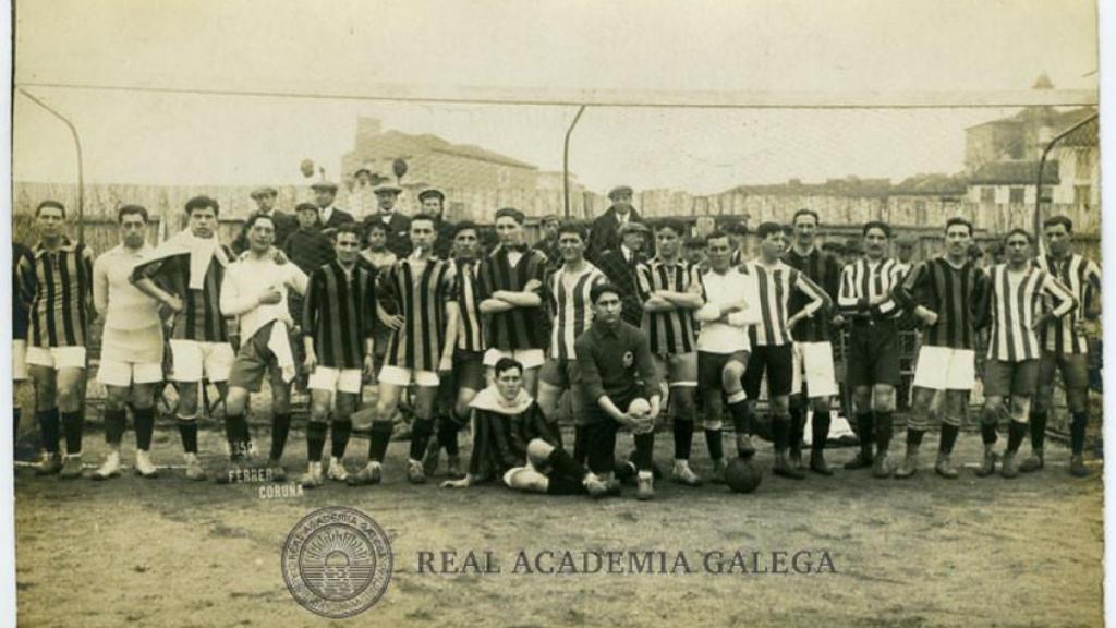 Jugadores del RC Deportivo frente a la portería del Corralón de A Gaiteira.
