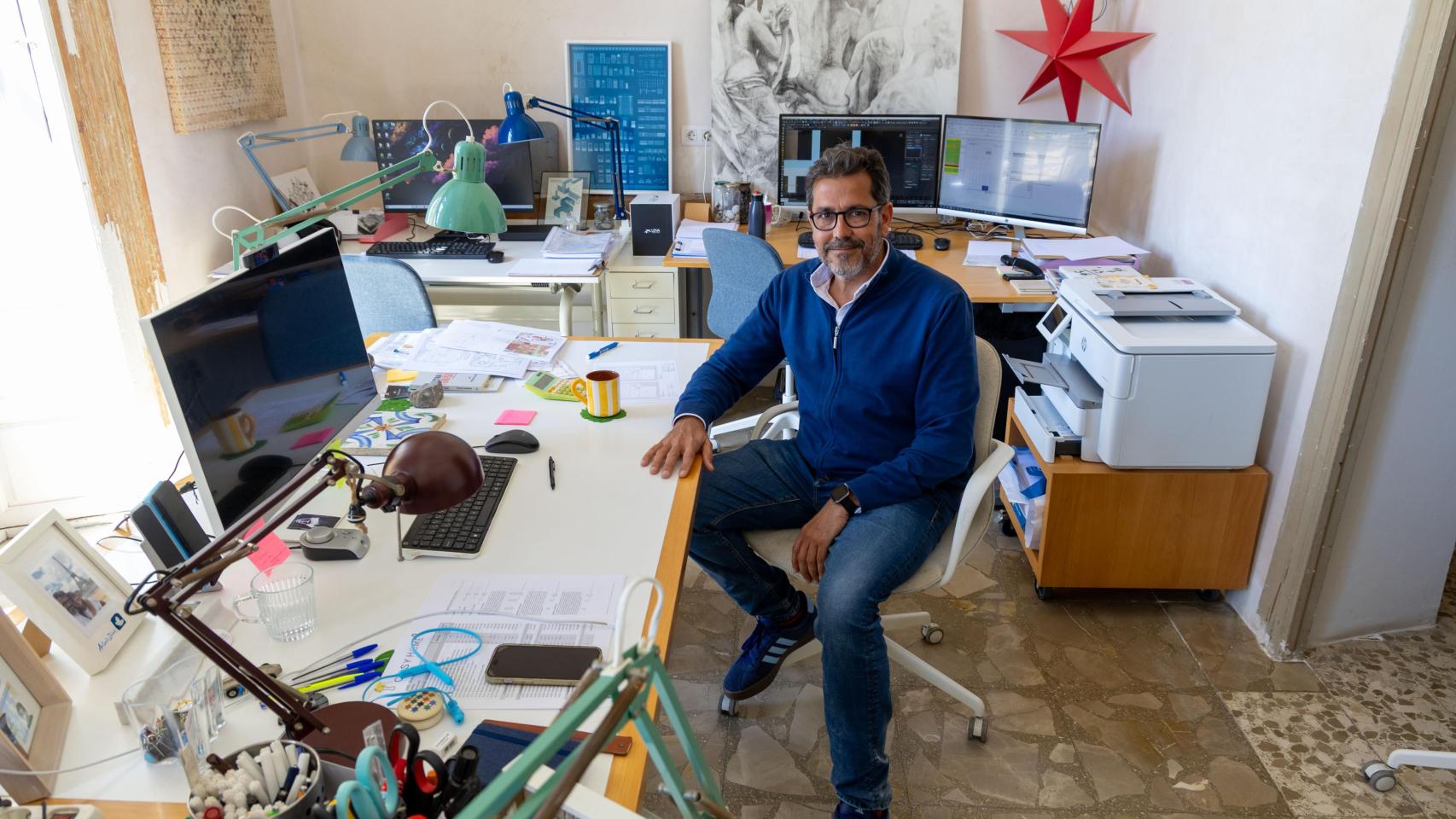 Antonio Díaz Casado de Amezúa, en su estudio.