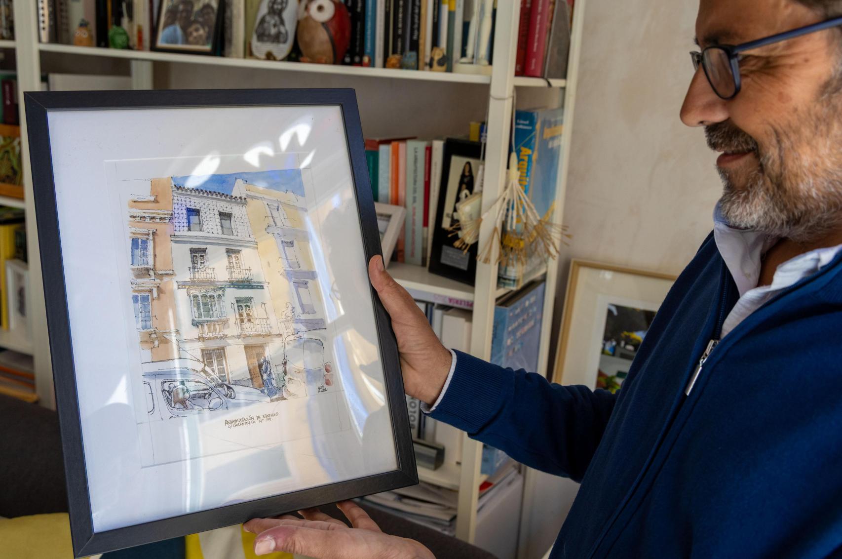 Antonio Díaz muestra un dibujo de Luis Ruiz Padrón.