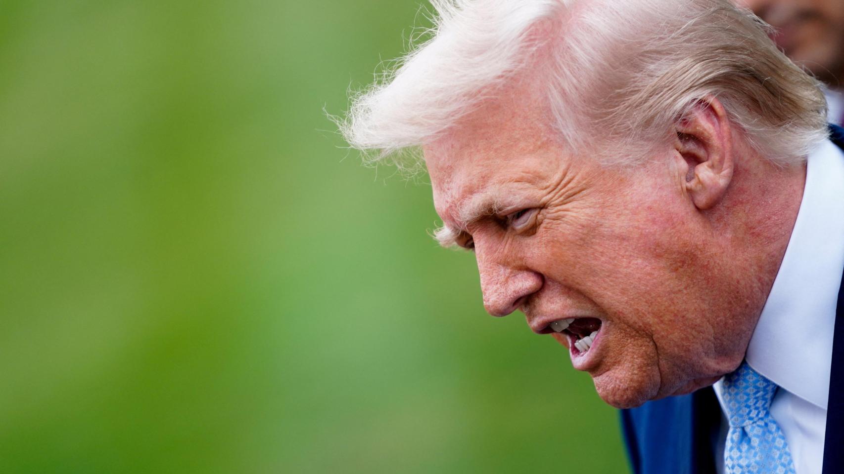 Donald Trump habla con los medios mientras sale de la Casa Blanca rumbo a Florida.