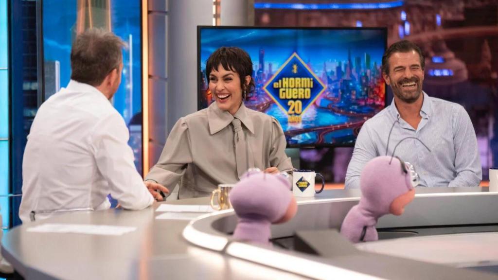 Megan Montaner y Rodolfo Sancho junto a Pablo Motos en 'El Hormiguero'.