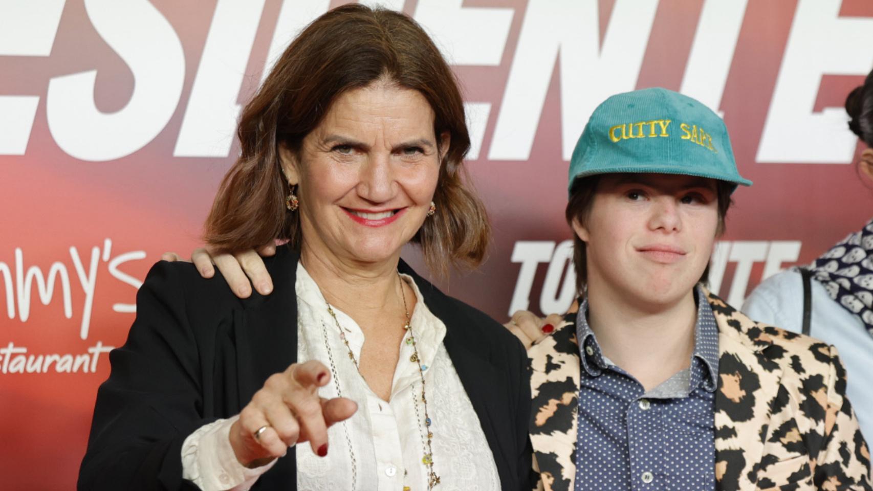Samantha Vallejo-Nágera y su hijo Roscón en la premier de 'Torrente, presidente'.