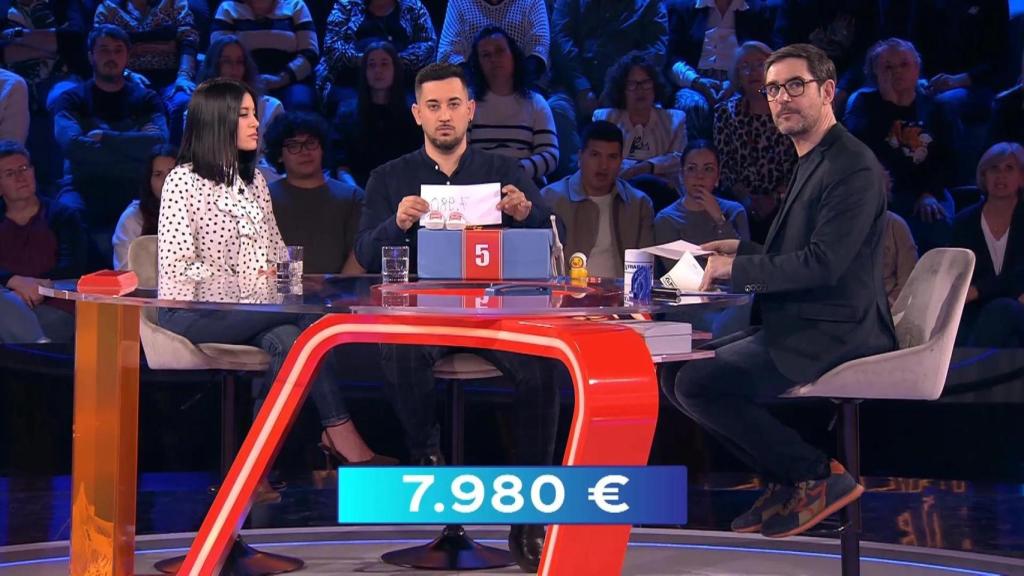 Juanra Bonet, junto a una concursante de 'Allá tú' y su acompañante.