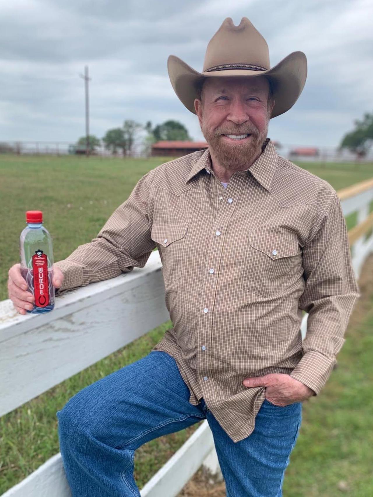 Chuck Norris en su rancho de Texas con su producto CForce.