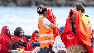 Agentes de los equipos de emergencia atienden a los 60 migrantes llegados en patera al muelle de Arrecife, en Lanzarote (Canarias).