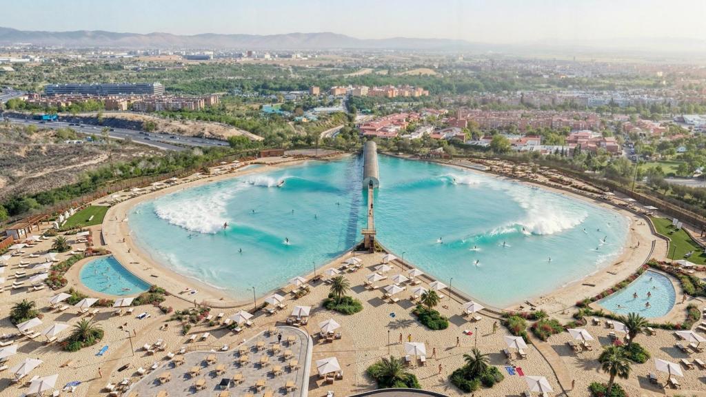 Panorámica diurna de la piscina de olas