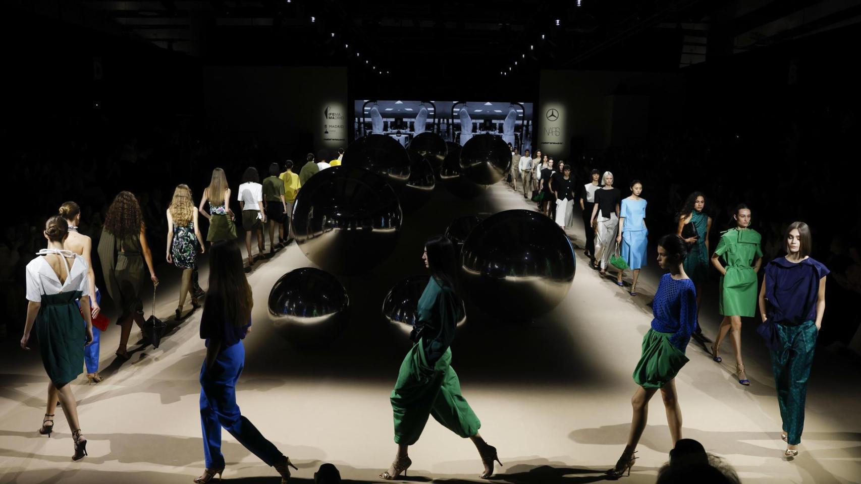 Las modelos presentan la nueva colección sobre la pasarela.