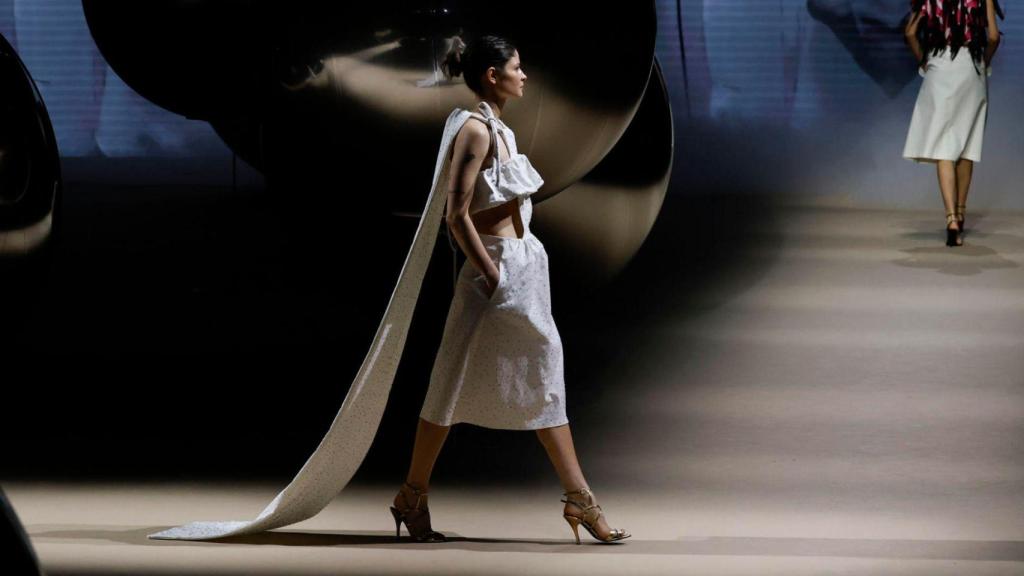Un vestido blanco de lunares pone el broche final al desfile.