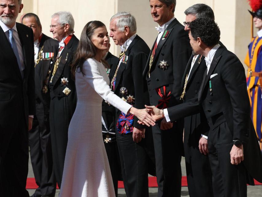La Reina saluda a las autoridades a su llegada.