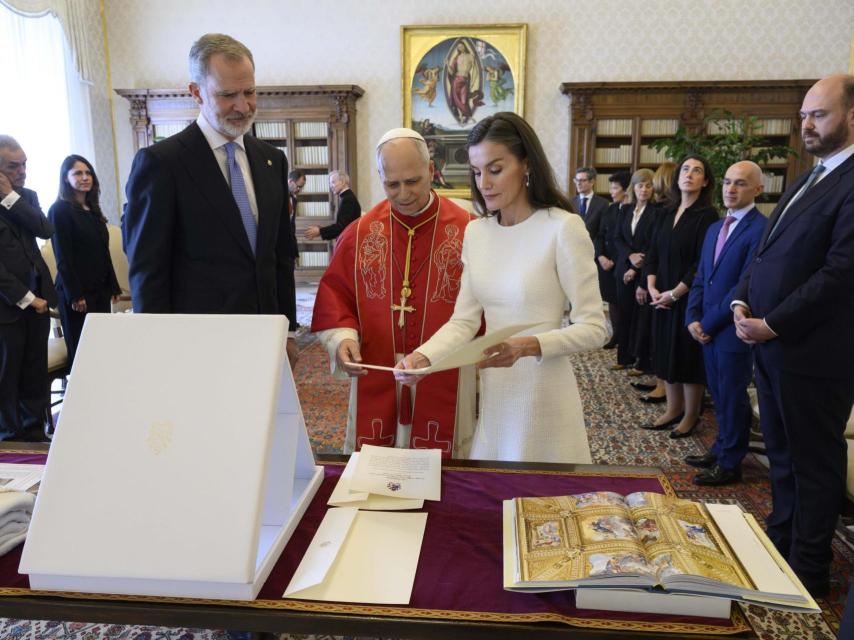 Felipe VI y Letizia, en la biblioteca privada del Papa.