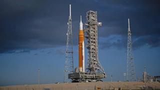 Artemis II en la plataforma de lanzamiento.