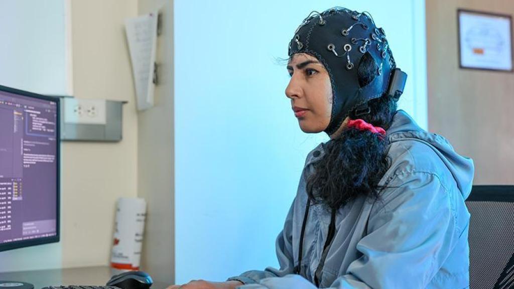 Estudiante usando el gorro ECG para controlar un robot