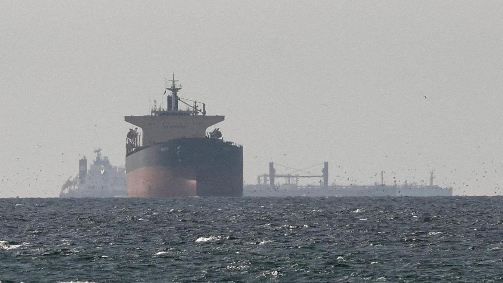 Buques de carga en el Golfo, cerca del Estrecho de Ormuz.