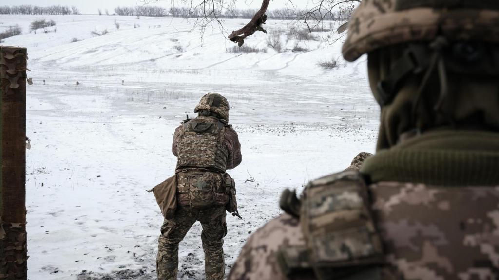 Reclutas del Batallón Alcatraz aprenden a utilizar el Kalashnikov durante un entrenamiento