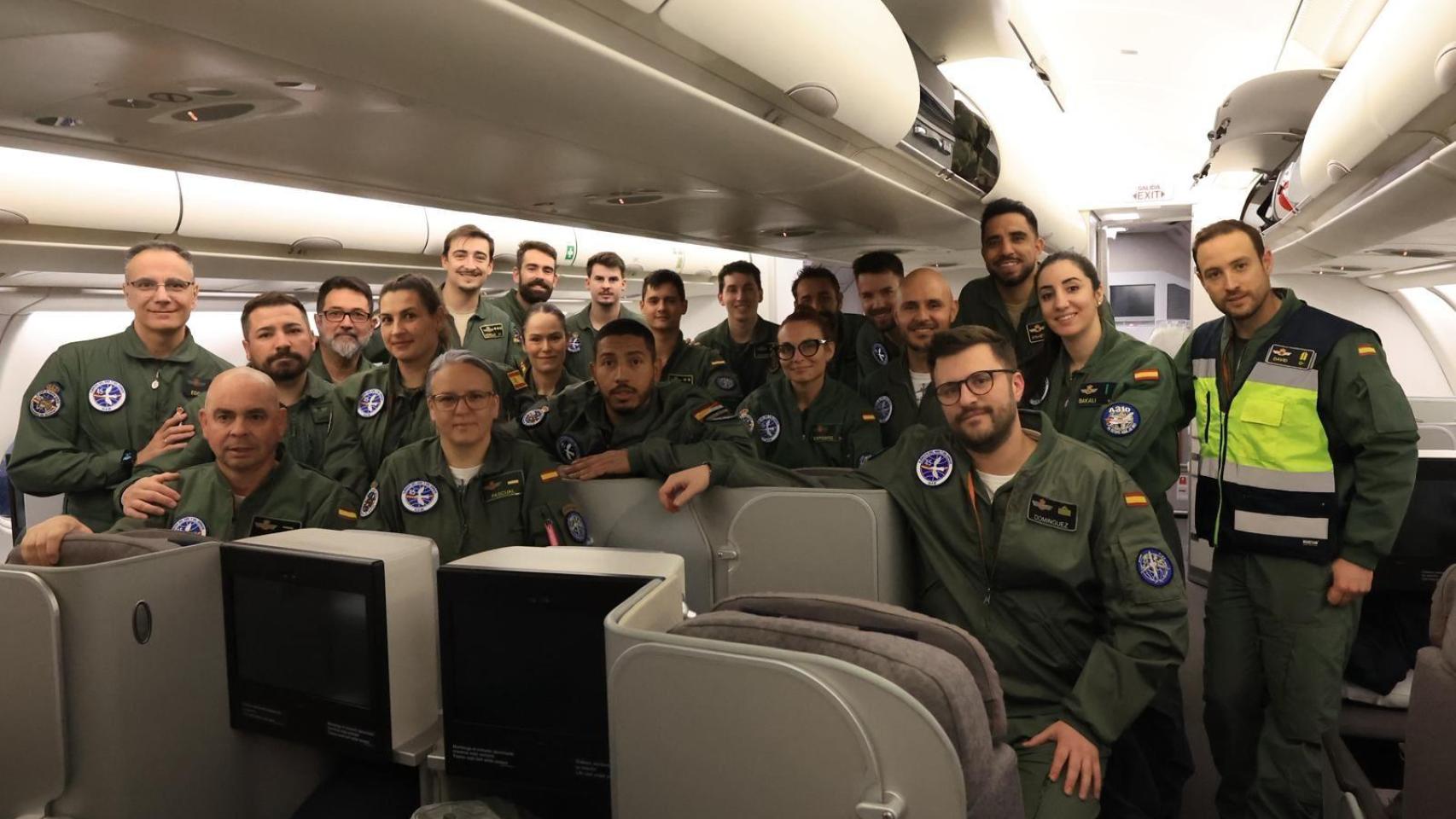 Parte del grupo de militares que ha llegado a la Base Aérea de Torrejón este sábado.jpg