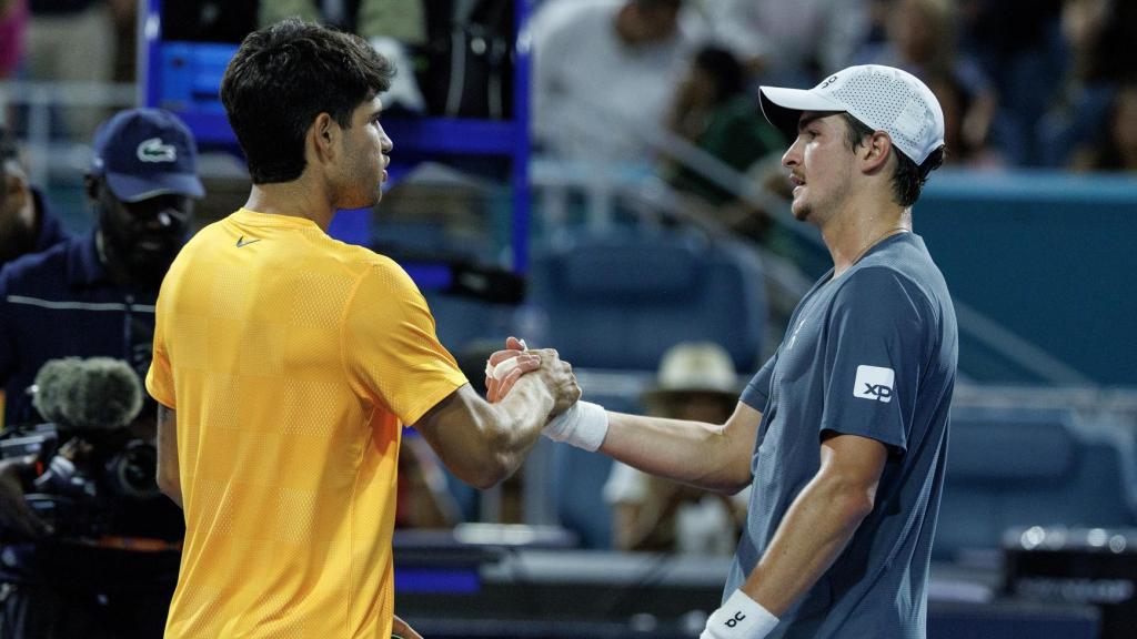 Carlos Alcaraz saluda a Joao Fonseca, en el Masters 1.000 de Miami