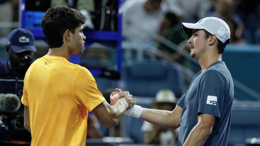 Carlos Alcaraz saluda a Joao Fonseca, en el Masters 1.000 de Miami