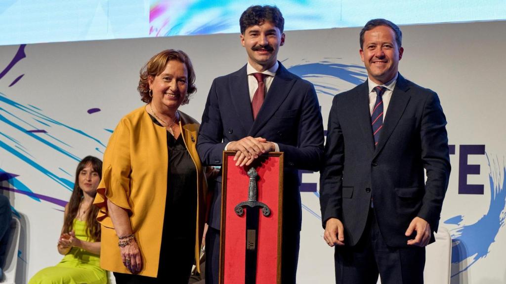 El campeón de Europa de Fútbol Sala, y toledano, Jesús García del Pino Gordillo, recibe el Premio Diputación de Toledo junto a Conchi Cedillo y Carlos Velázquez.