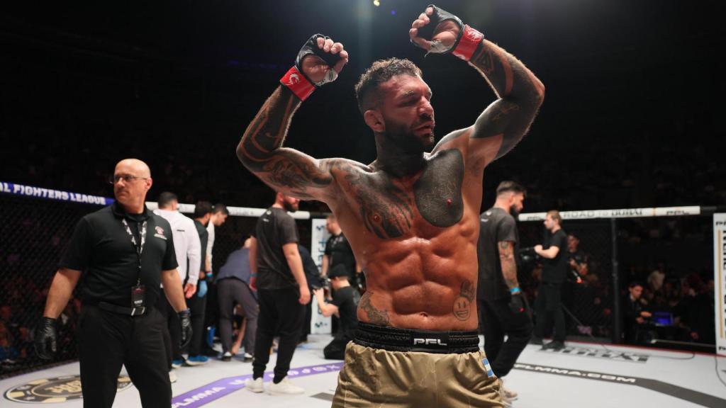 Franco Tenaglia y su pose tras su victoria en la PFL Madrid
