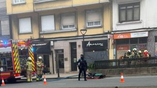 Un incendio el edificio conflictivo de Ronda de Outeiro, en A Coruña, deja a dos heridos en el hospital