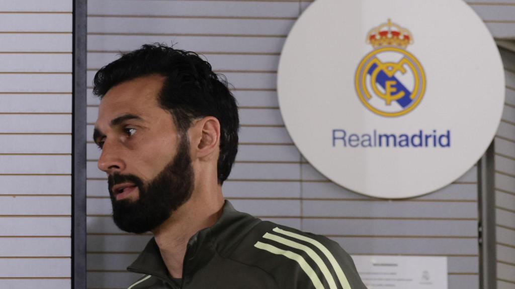 Arbeloa, entrando en la sala de prensa del Real Madrid