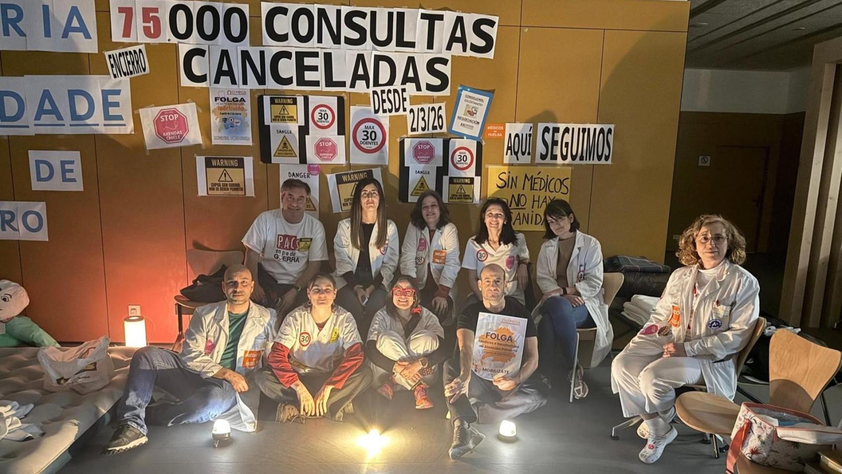 Los médicos encerrados en el Olimpia Valencia de Vigo vinculan su salida a la negociación del lunes
