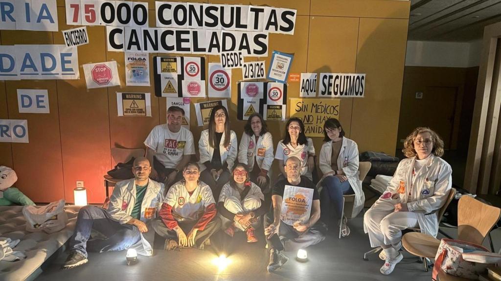 Los médicos encerrados en el Olimpia Valencia de Vigo vinculan su salida a la negociación del lunes