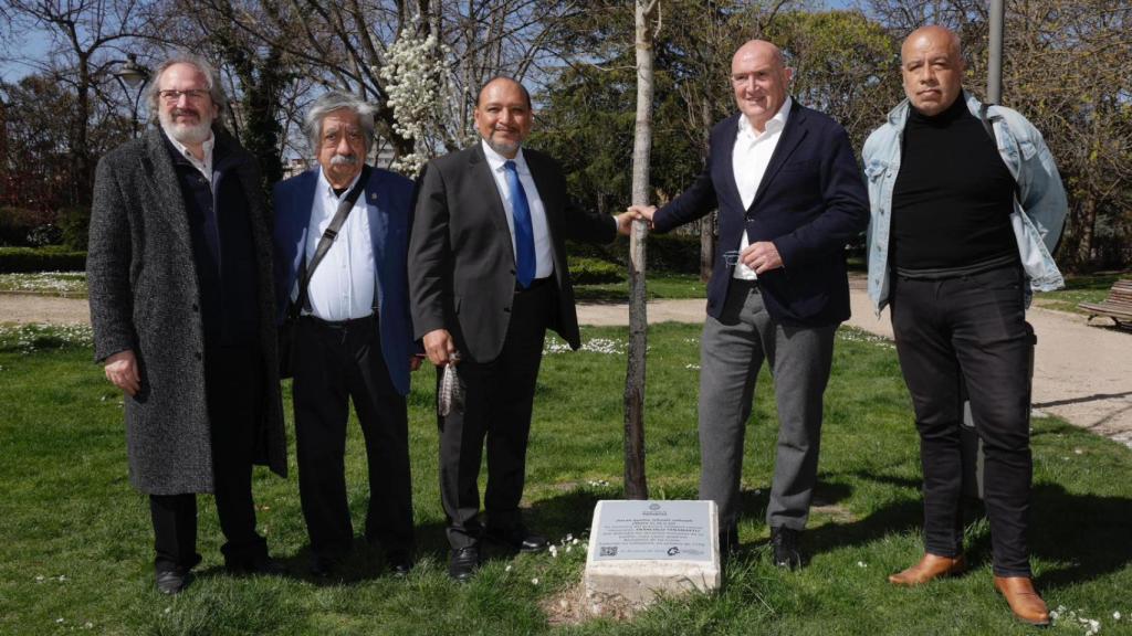 Jesús Julio Carnero participa en la inauguración de la placa de Francisco Tenamaxtli en la Plaza de Poniente