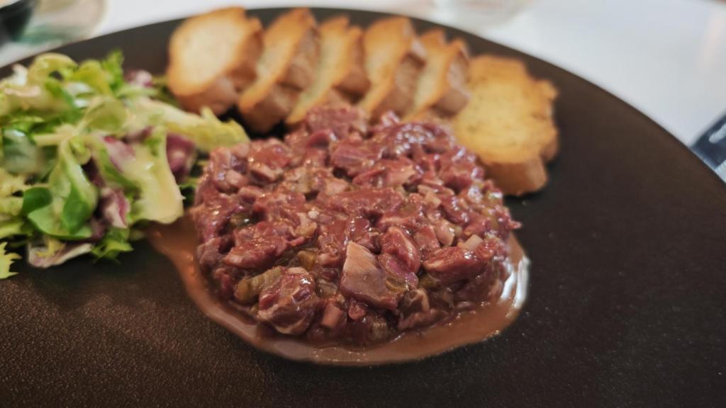 El steak tartar es uno de los platos favoritos en Marcel Bistró.