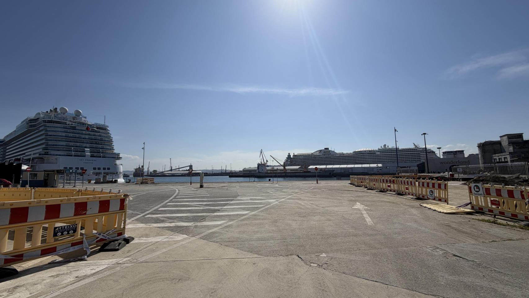Cruceros Sky Princess y Aidamar esta mañana en A Coruña.