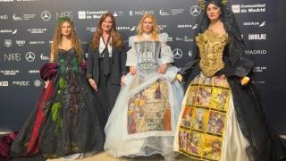 Yolanda Burgoa y Rosana Largo, en el centro, junto a dos modelos con los diseños que promocionan Valladolid en la Fashion Week