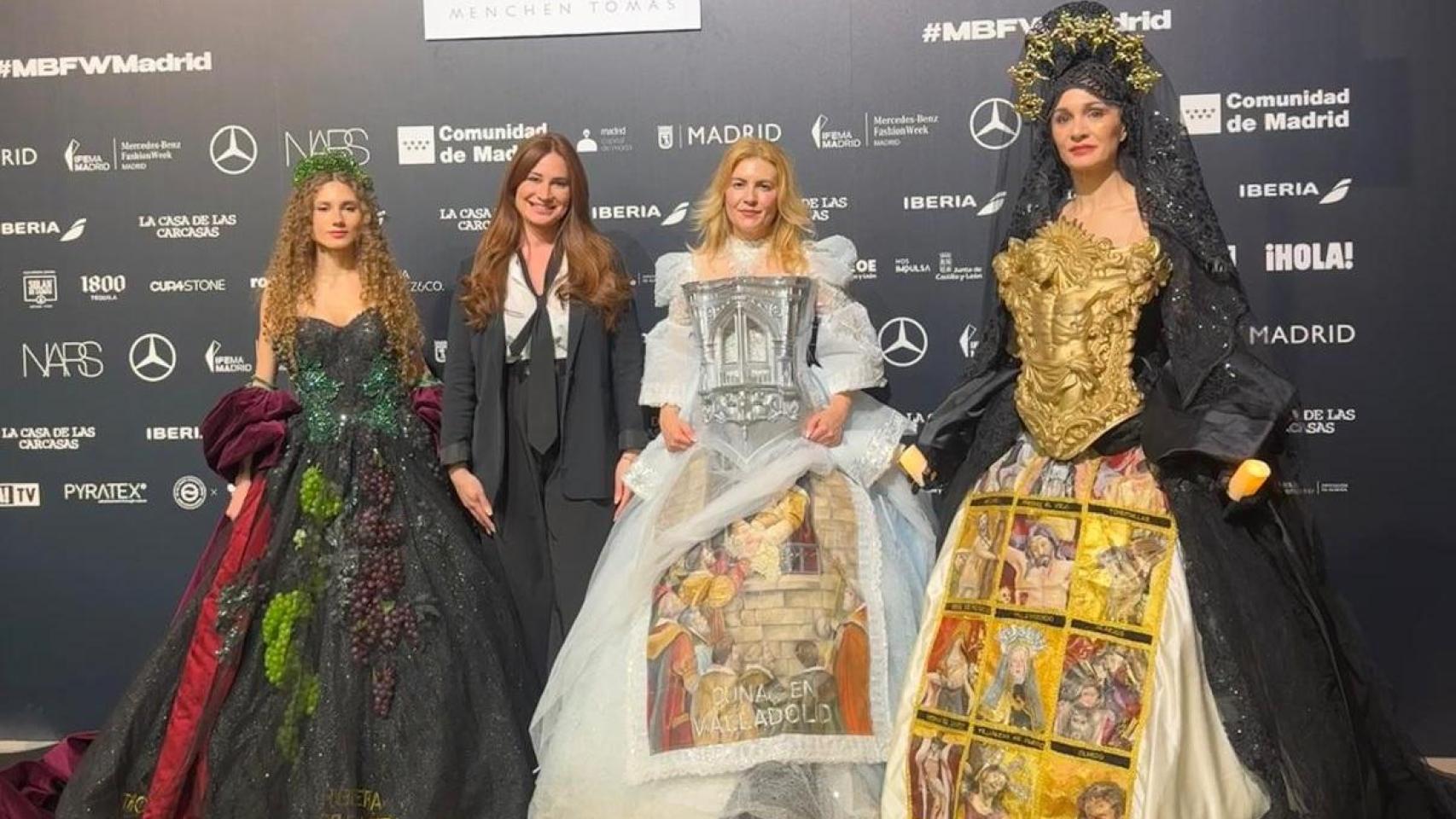 Yolanda Burgoa y Rosana Largo, en el centro, junto a dos modelos con los diseños que promocionan Valladolid en la Fashion Week