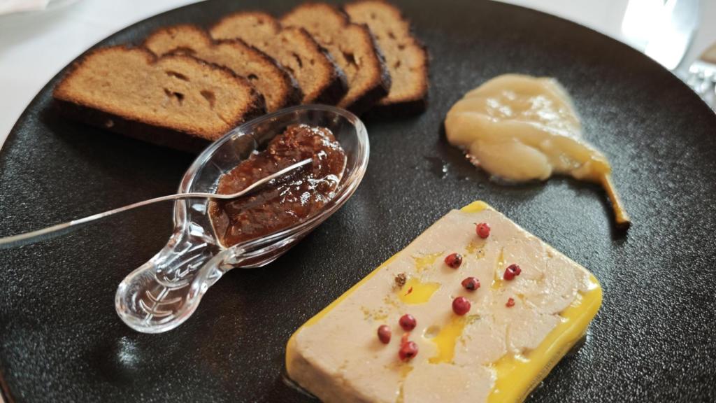 El fino 'foie gras' que preparan en Marcel Bistró acompañado de salsa de pera.