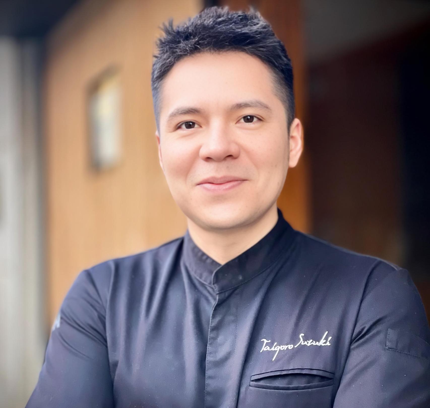 Taigoro Suzuki a las puertas de su restaurante en Salamanca