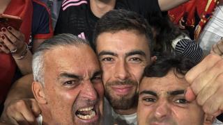 Marc Pubill, con su padre y su hermano tras ganar el oro olímpico con España