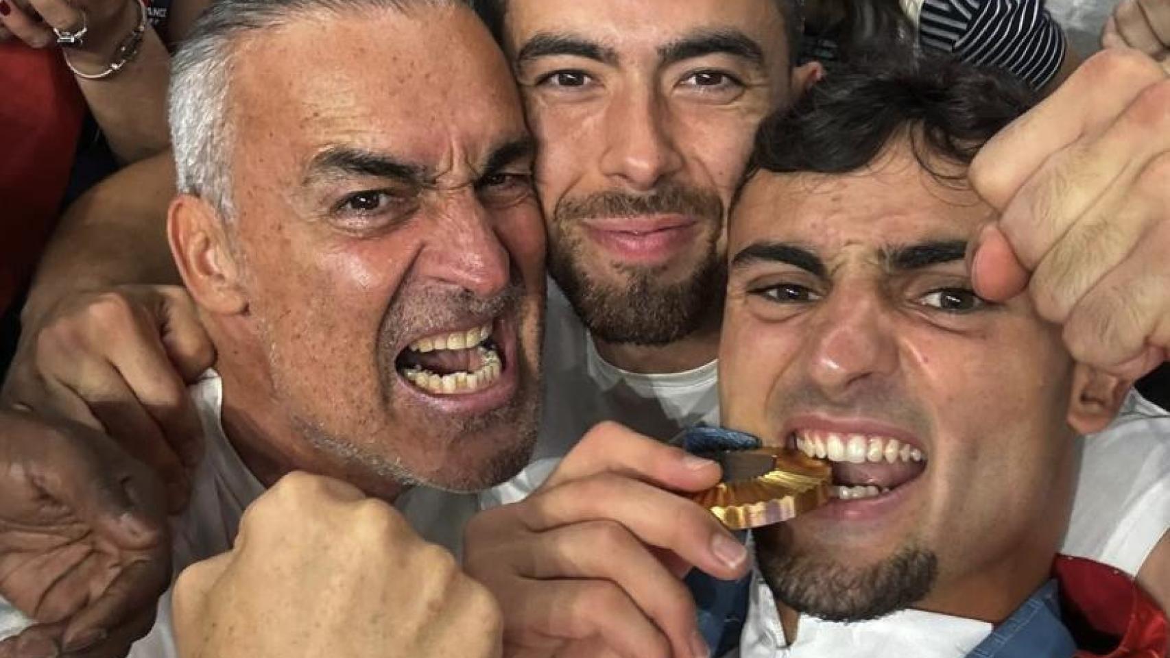 Marc Pubill, junto a su padre y a su hermano tras ganar el oro olímpico con España