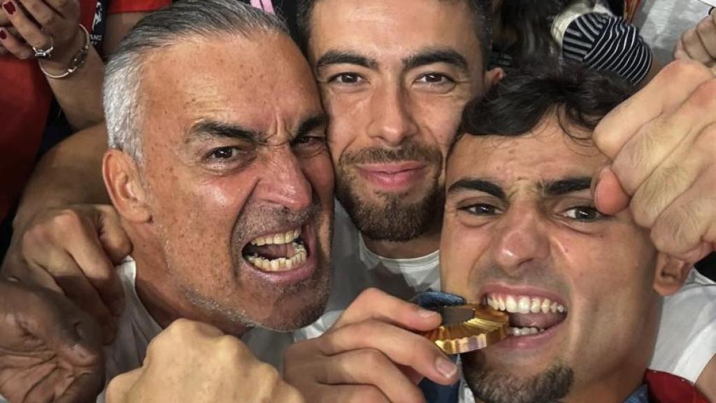 Marc Pubill, junto a su padre y a su hermano tras ganar el oro olímpico con España