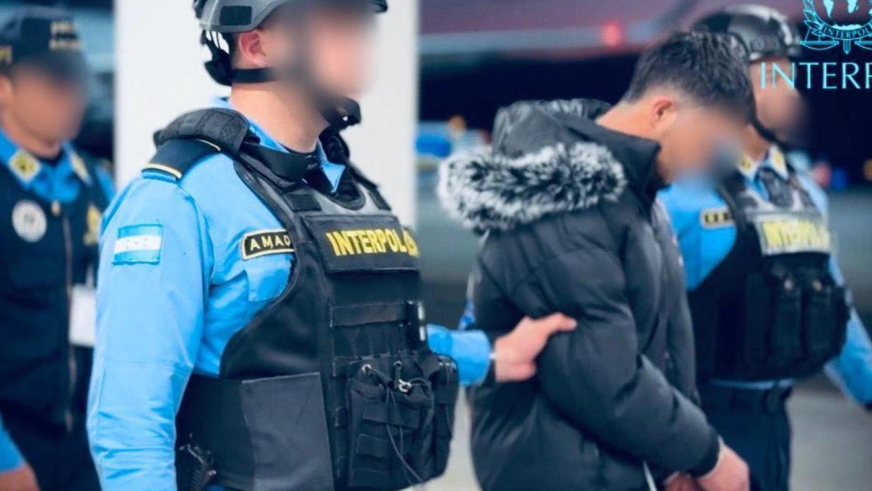 Agentes de la Interpol con Arnold Josué Solís Puerto, alias 'El Gordo', miembro de la banda de Los Aguacates, una de las más peligrosas de Honduras. Estaba oculto en el distrito madrileño de Puente de Vallecas y trabajaba en 'B' en la construcción.