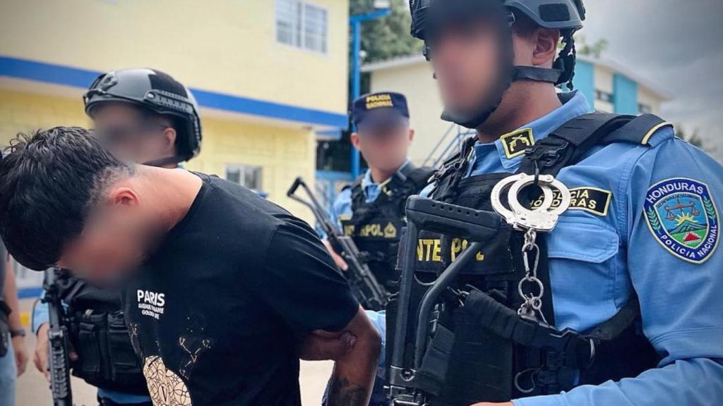 'El Gordo', custodiado por los agentes de la Interpol.