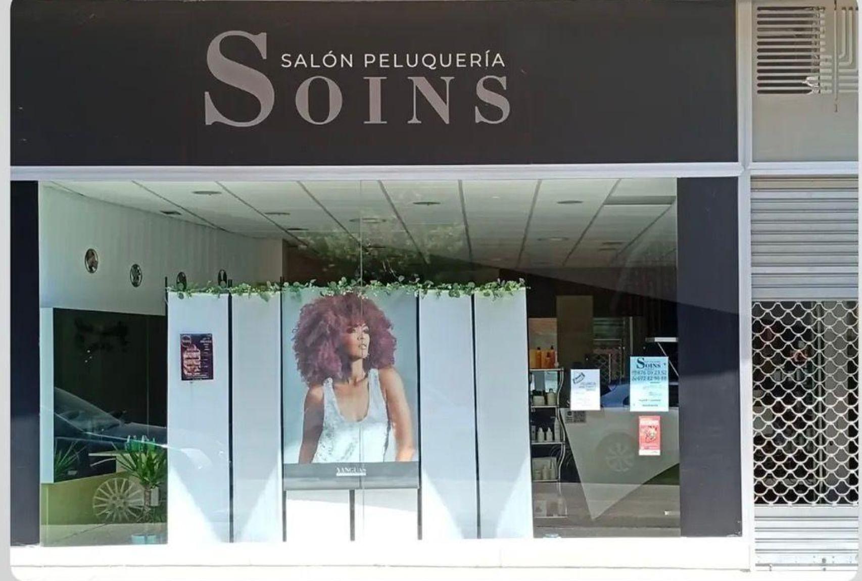 Fachada de la peluquería Soins.
