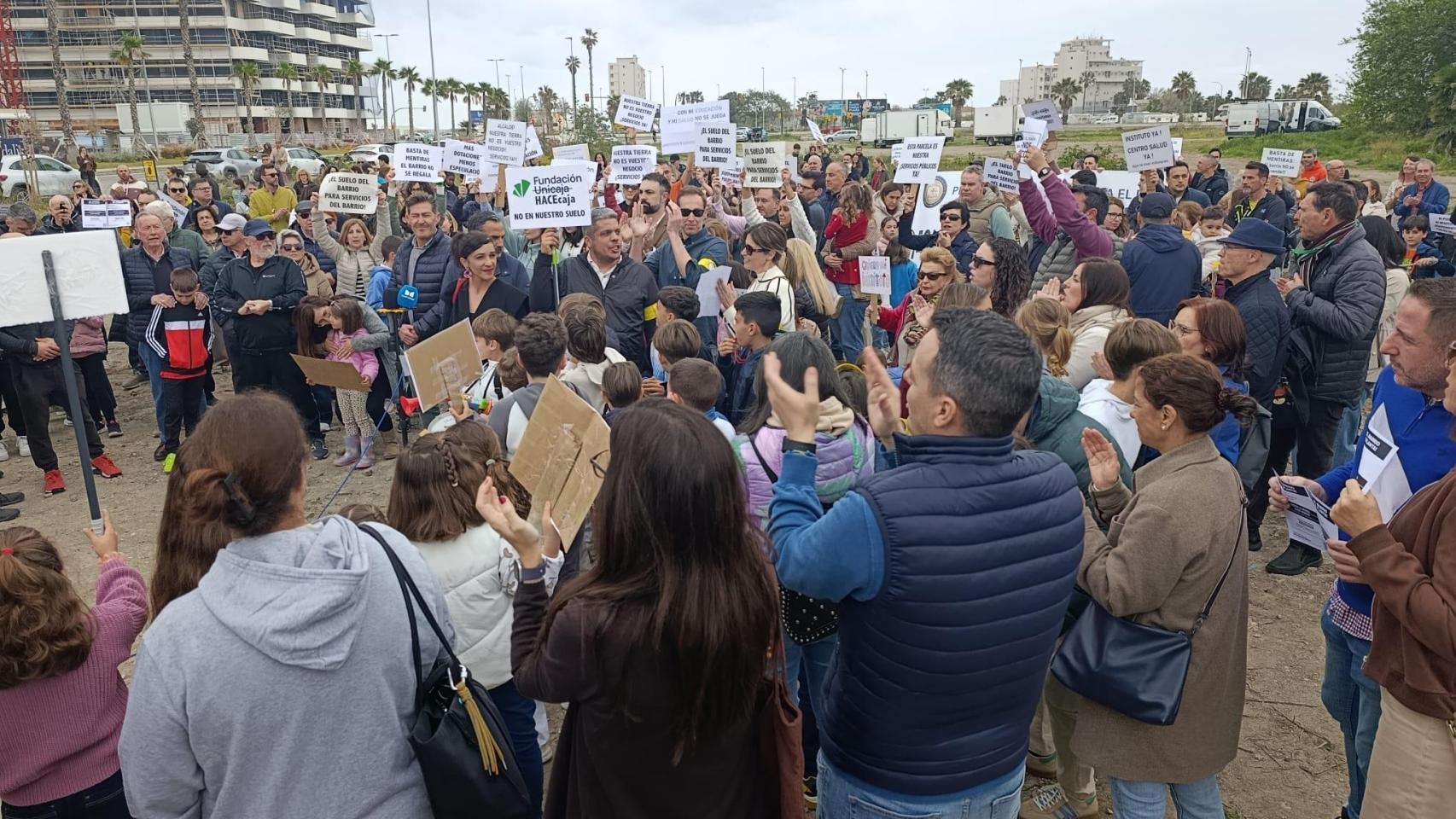Un momento de la concentración de los vecinos de Parque Litoral en Málaga capital.