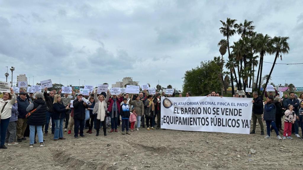 Vecinos de Parque Litoral en la protesta para reclamar un instituto y un centro de salud en el barrio.