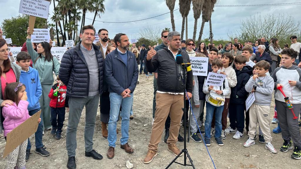 A la protesta han acudido los portavoces municipales de PSOE, Con Málaga y Vox.
