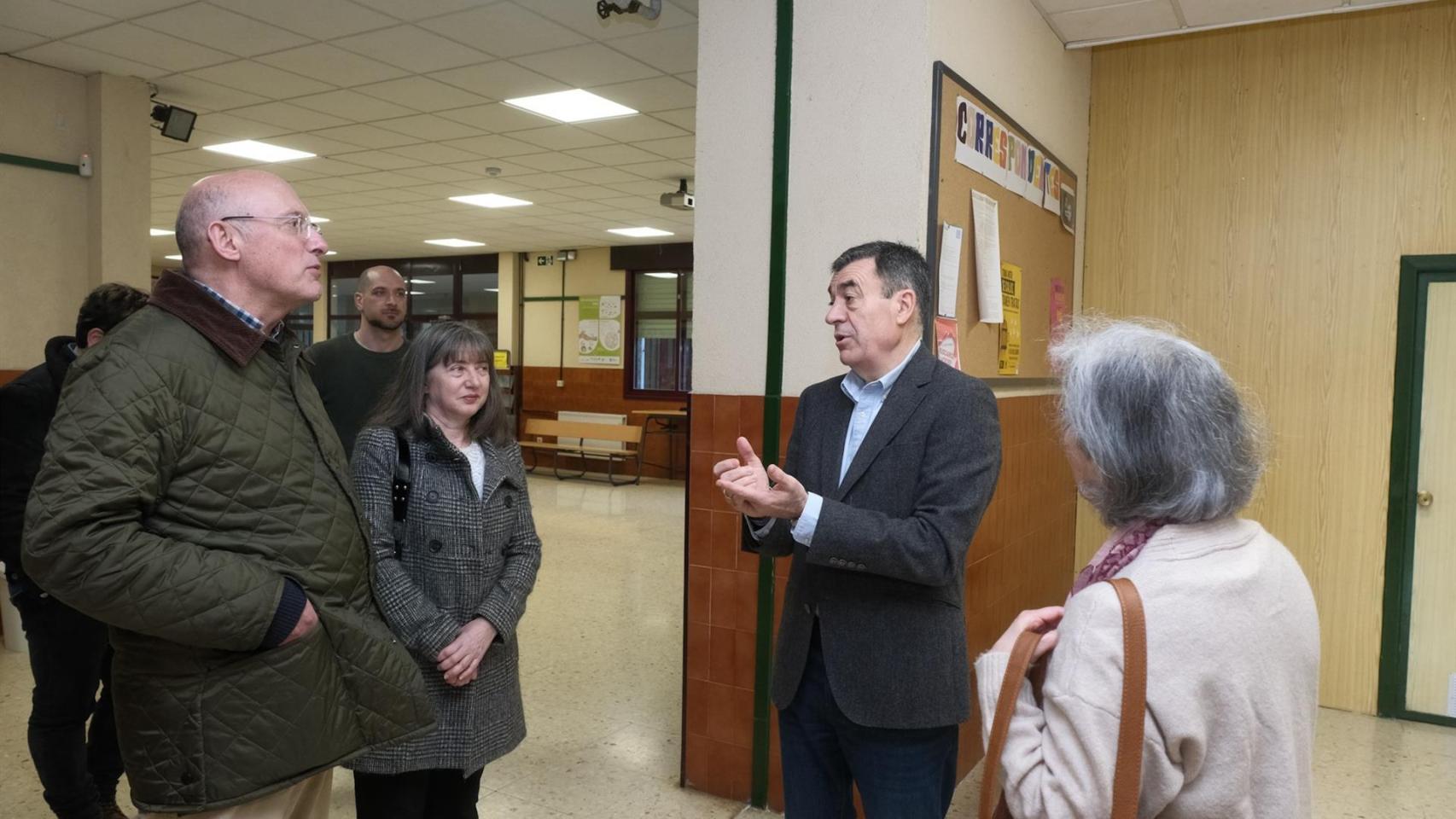 Visita de Román Rodríguez al instituto Xelmirez II de Santiago.