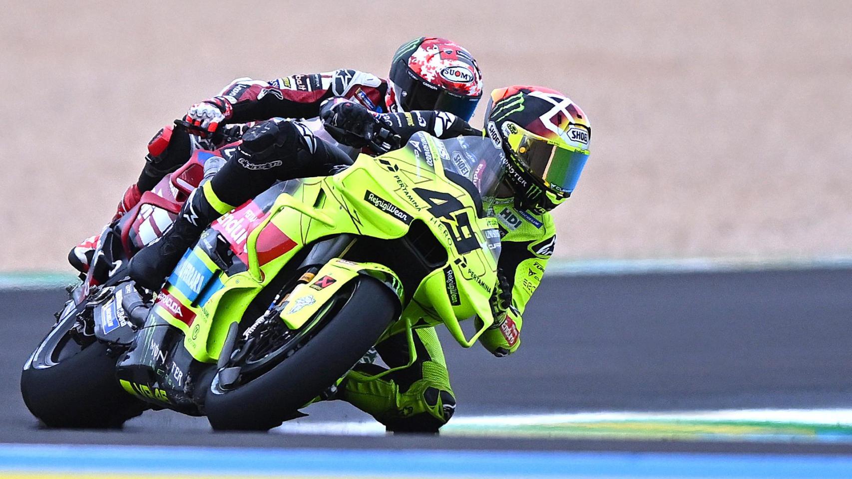 Fabio di Giannatonio traza un viraje, seguido de Pecco Bagnaia, en el circuito de Goiânia.