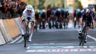 Momento en el que Pogacar cruza la meta para ganar el Milan San-Remo.
