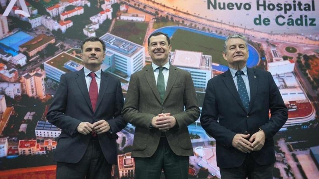 De izquierda a derecha, el alcalde de Cádiz, Bruno García; el presidente de la Junta de Andalucía, Juanma Moreno, y el consejero de Sanidad, Presidencia y Emergencias, Antonio Sanz, durante el acto de presentación del nuevo Hospital de Cádiz.