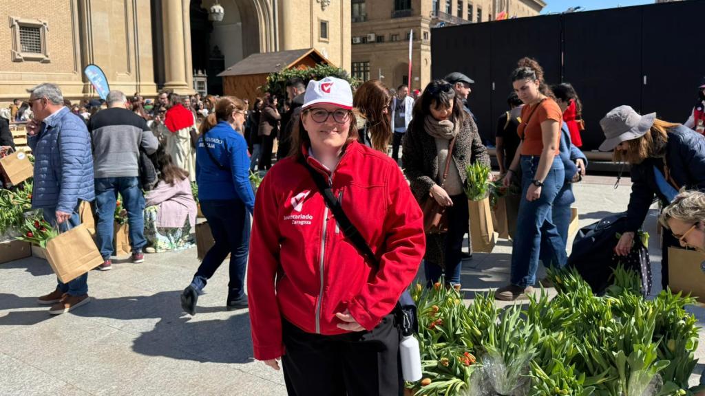 Victoria, voluntaria en el Mercado de Tulipanes.